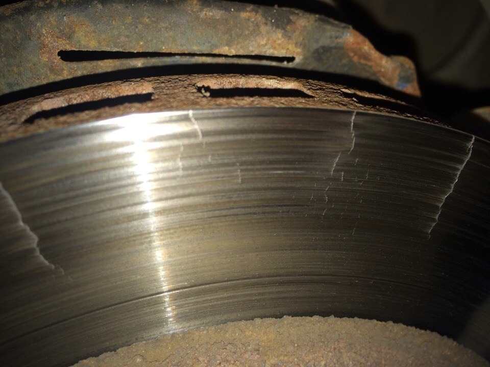 При небольшом сроке эксплуатации тормозного диска (ротора) минимально допустимый износ следующий: небольшие трещины и сколы, шириной не более 0,01 мм; разница в толщине между новым и старым диском не более 2-3 мм.