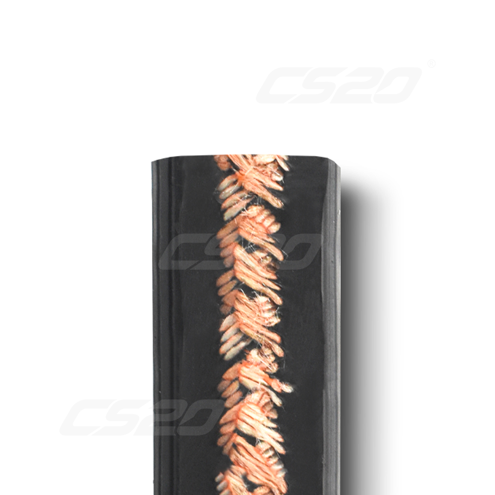 Армирующий слой тормозных шлангов CS20 состоит из переплетенных текстильный нитей высокой прочности. Армирование обеспечивает защиту тормозного шланга от механических повреждений, а также устойчивость к высокому давлению внутри тормозной системы.