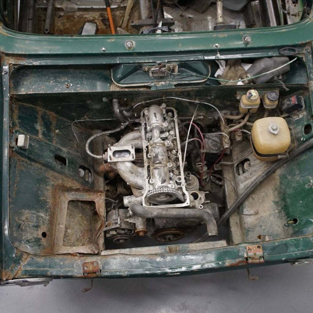 Моторный отсек ВАЗ 2102 представлял собой плачевное зрелище и, на старте проекта, никакого интереса не представлял. Двигатель был полностью разукомплектован, система охлаждения отсутствовала.